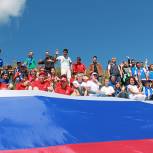 В Горно-Алтайске в День Флага партийцы совершили восхождение на гору Тугая 