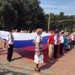 Лобненские единороссы приняли участие в торжественном шествии ко Дню флага