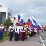 Единороссы поздравили жителей Губкинского с Днём государственного флага