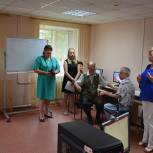 Активисты партпроекта «Старшее поколение» подарили компьютер пенсионерке из Хабаровска