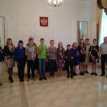 Партийцы Краснознаменска поздравили школьников, получивших свои первые паспорта