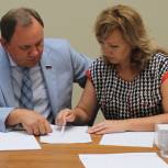 Депутаты Госдумы рассказали погорельцам о помощи, оказываемой областными органами власти