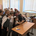  129 первоклассникам новой Борской школы вручены страховые полисы от «Единой России