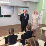 Депутат Государственной Думы Владимир Кононов вместе с единороссами Королёва поздравил школьников с Днем знаний