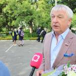 Бузилов провел праздничную линейку в ижевской школе