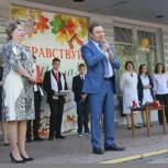 Единороссы поздравили школьников