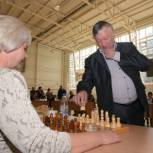 Анатолий Карпов сыграл в шахматы и высадил деревья в Вагае