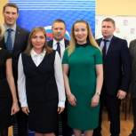 Единороссы поздравили сотрудников нефтяных компаний с их праздником