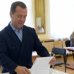Медведев проголосовал на муниципальных выборах в Москве