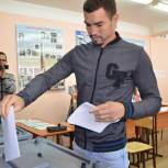 Известный саратовский боксер проголосовал на избирательном участке