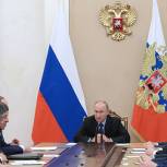 Путин назвал спорным решение проблем бюджетов в регионах через будущие поступления