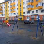 В Воркутинских дворах устанавливают детские площадки 