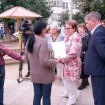 Депутат Госдумы проинспектировала благоустройство двора в Дзержинском районе