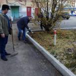 В Воркуте жильцы благоустроенного в рамках федерального проекта двора вышли на первый субботник