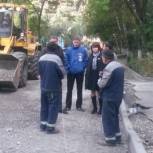 «Городская среда»: партийцы проверили благоустройство двора на Осипенко, 8