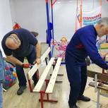 Одинцовские сторонники «Единой России» собрали и покрасили скамейки для семейного клуба «Изумрудный город»