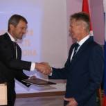 Партийцы поздравили главу Октябрьского района Сергея Дементьева со вступлением в должность
