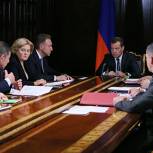 Медведев призвал продвигать законопроект о прямых договорах в ЖКХ