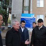 Депутат Госдумы проинспектировал ход работ по благоустройству одного из дворов Астрахани