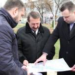 Геннадий Скляр проверил благоустройство нового городского парка в Калуге