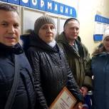 Партийцы НАО вручили благодарственные письма работникам Коткинской фермы