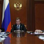 Кабмин РФ подготовил план по повышению контроля за авиаперевозчиками - Медведев