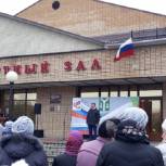 В Кирове единороссы поздравили граждан с Днем народного единства