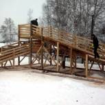 Депутаты «Единой России» построили горку для детей
