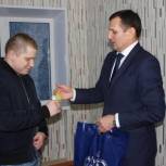 В Мурмашах партийцы вручили ключи от квартиры ребенку-сироте