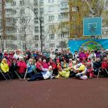 В районе Зябликово празднуют пятилетний юбилей клуба по скандинавской ходьбе «Синица» 