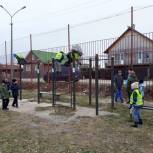 В Емве обновили ограждение на стадионе физкультурно-спортивного комплекса