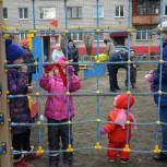 Анатолий Суворов поздравил жителей Ленинского района с открытием детской площадки