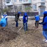 Ленинское местное отделение партии провело осенний субботник в рамках проекта "Городская среда"