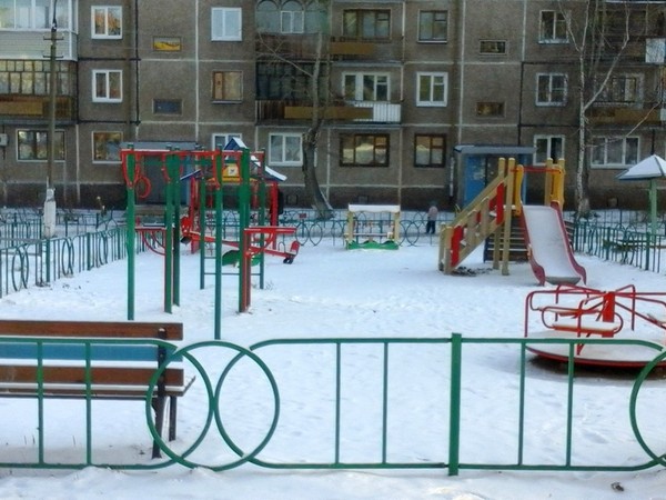Детская площадка по улице советской 6 братск. Братск фото детской площадки. Горки в братске. Благоустройство улицы кирова братск. Братск детская площадка илим.