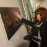 Активисты партпроектов «Единой России» посетили выставку тактильных картин  «Видеть невидимое» 