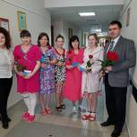 Единороссы Белоярского района посетили роддом накануне Дня матери