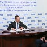 Медведев провёл приём граждан по случаю Дня рождения «Единой России»