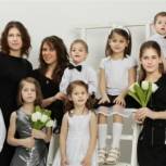 Михаил Бабич вручил многодетной семье из Чувашии Орден «Родительская слава»