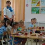 Депутат ЕР оценил качество питания в детском саду Советского района на «отлично»