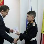 Роман Жогов вручил паспорта воронежским школьникам