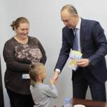 Депутат Государственной Думы Александр Брыксин подарил многодетной семье билеты на Кремлёвскую ёлку
