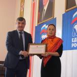 Секретарь Гергебильского местного отделения Партии, глава района Рамазан Малачилов наградил работников сельских поселений 