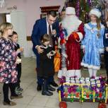 Старооскольские партийцы поздравили детей из многодетных семей в наступающим Новым годом