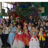 Вячеслав Молоков подарил ребятам Черемисиновского района новогодние подарки
