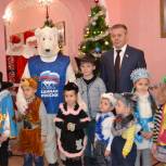 В рамках акции "Дед Мороз - Единоросс" проходят праздничные новогодние елки 