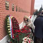 Алла Полякова возложила цветы на могилу Сергея Королёва