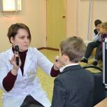 В рамках партпроекта 230 саратовских школьников прошли осмотр офтальмолога