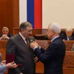 Руководитель фракции "Единая Россия" Сайгидахмед Ахмедов награжден Почетным знаком «За любовь к Родной земле»