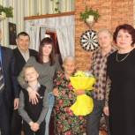 Долгожительница Райчихинска приняла поздравления с 90-летием от партийцев