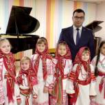 Старооскольское местное отделение Партии вручило юным музыкантам пригласительные в ледовый дворец